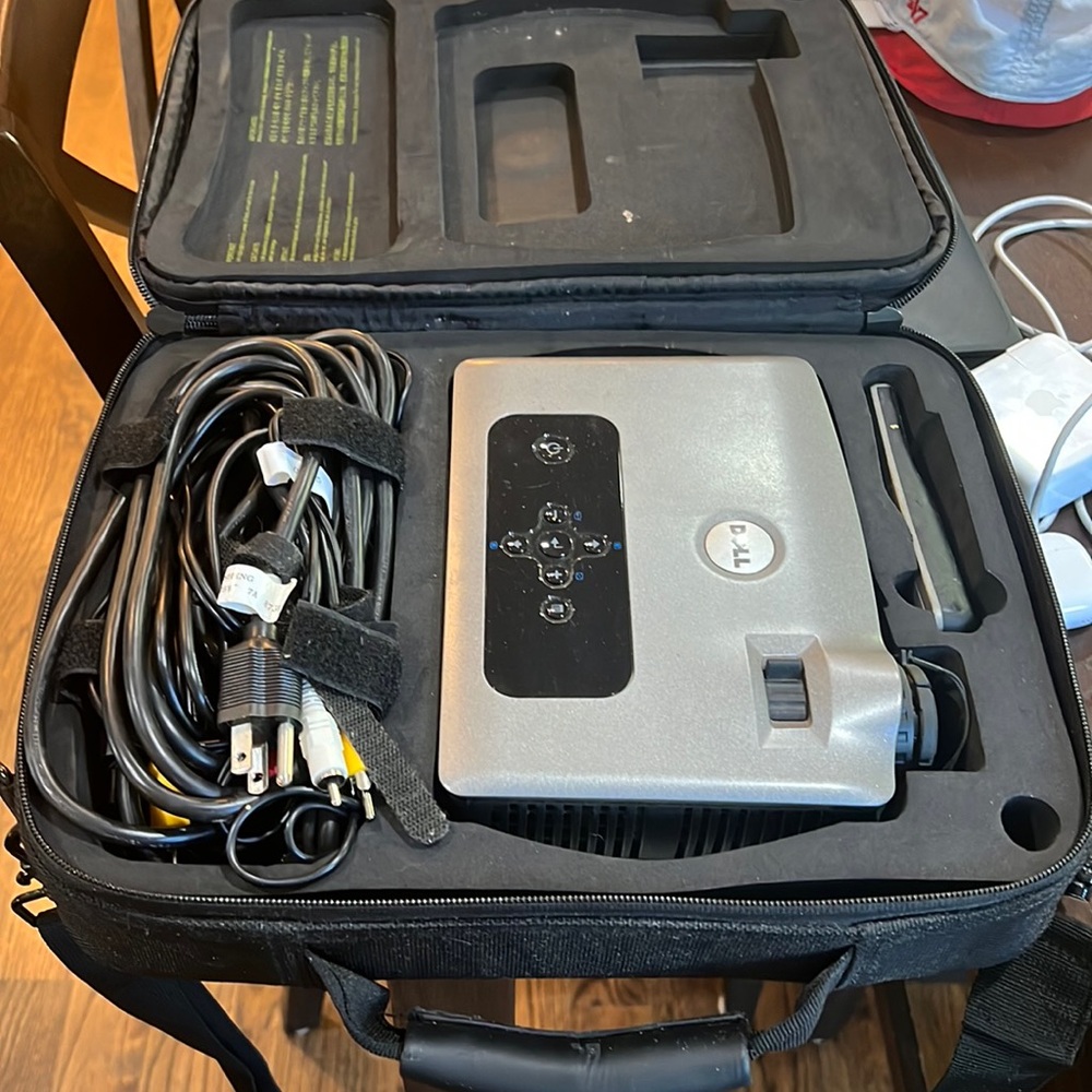 Dell 3400 MP projector - works well, dusty, bulb is nearing replacement (dim)